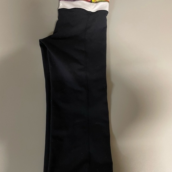 LULULEMON UNICORN TEARS GROOVE CROP RARE PRINT SIZE 4 - Picture 3 of 9